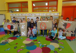 Dzieci prezentują plakaty na temat szkodliwości palenie tytoniu.
